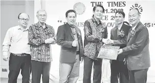  ??  ?? TERIMA MIH: Dennis Ngau (tiga kanan) nerima tepa pengingat ari orang ti numbuhka BEM The Time Pastor Peter Ngau (kanan) seraya dikemata Ding Seling (dua kiba) enggau James (dua kanan) maya pengerami nya.