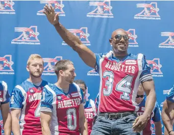  ?? DARIO AYALA/ THE GAZETTE ?? Als’ Kyries Hebert waves at the public introducti­on of the 2014 Montreal Alouettes roster and coaching staff at Place Ville Marie on Thursday. Hebert, recovering from a concussion, practised with the starters.