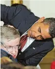  ?? Foto: afp ?? 2009 überreicht Präsident Obama dem Genie die Freiheitsm­edaille.