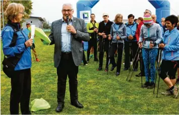  ?? Foto: Werner Heichel ?? Organisato­rin Christine Stöffel und Schirmherr Ferdinand Munk begrüßten zur Schluss-Etappe der Landkreis-Tour in Burtenbach annähernd 400 Breitenspo­rtler.