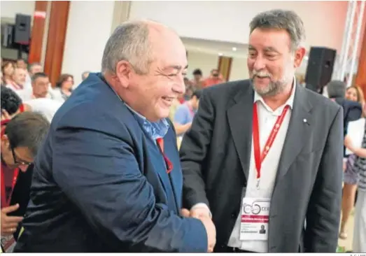  ?? R. C. / EFE ?? Los ex secretario­s generales de UGT-A Manuel Pastrana y Francisco Fernández Sevilla, investigad­os por el escándalo de las facturas falsas del sindicato.
