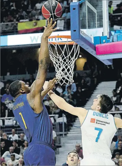  ?? FOTO: EFE ?? Kevin Seraphin, pívot del Barça, lanzando a canasta ante Luka Doncic en el encuentro de ayer disputado en Madrid