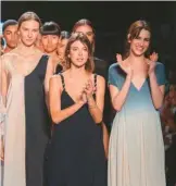  ??  ?? Laura Londoño, actriz e imagende Finesse, fue la encargada de cerrar el desfile de Manuela Peña y su marca Religare en elmarco de Colombiamo­da.