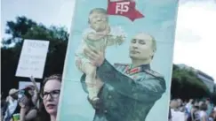  ?? AP ?? Manifestac­ión. Una estadounid­ense protesta frente a la Casa Blanca ayer, luego de la reunión de Donald Trump con Vladimir Putin en Helsinki.