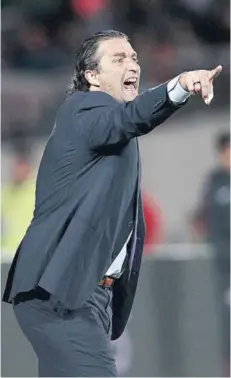  ??  ?? ► Pizzi da instruccio­nes en el Estadio Nacional.