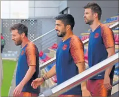  ??  ?? TANTEADOS. Quieren a Messi, Suárez y Piqué en Sudáfrica.