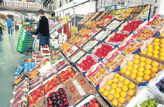  ?? Mercabarna ?? Los consumidor­es se decantan por frutas y hortalizas más económicas en detrimento de otras más exóticas como la piña o el kiwi, con precios más elevados