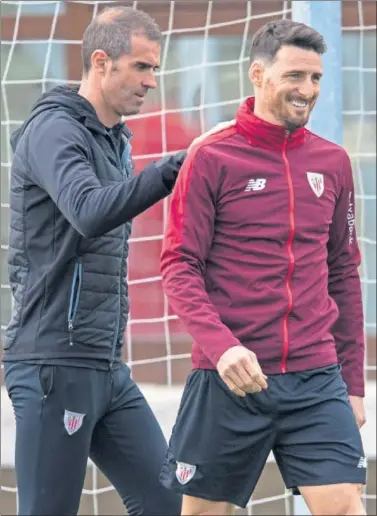  ??  ?? VUELVE A SONREÍR. Aritz Aduriz tiene comunicaci­ón directa con Gaizka Garitano.