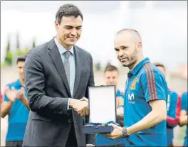  ?? FOTO: SIRVENT ?? Pedro Sánche le dio a Iniesta la Gran Cruz de Mérito Deportivo