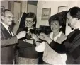  ??  ?? 1986 wurde das Weinnest eröffnet. Der damalige Bürgermeis­ter Albert Kling und Wolfgang Faig stoßen mit Marta und Vrati Brhlik auf ihr Lokal an.