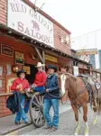  ??  ?? Im Red Grizzly Saloon Cowboys und Besucher. treffen sich