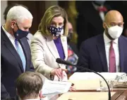  ?? WIN MCNAMEE/GETTY IMAGES/AFP ?? TAK SEJALAN DENGAN TRUMP: Wapres AS Mike Pence dan Ketua DPR Nancy Pelosi memeriksa dokumen di sidang Kongres di Washington DC (6/1).