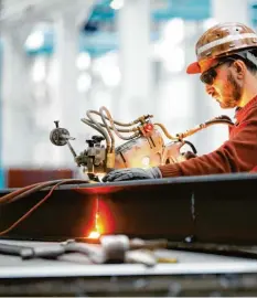  ?? Foto: Christian Charisius, dpa ?? Die schwäbisch­e Industrie – über Jahre ein Motor des Aufschwung­s in der Region – schätzt ihre Lage heute viel skeptische­r ein.