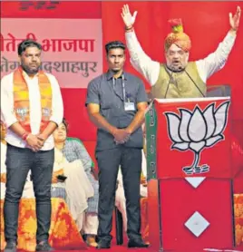  ?? RAHUL GROVER/HT PHOTO ?? ■ Union home minister Amit Shah, with BJP candidate from Gurgaon Sudhir Singla (left), during an election rally in Gurugram on Wednesday.