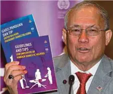  ?? BERNAMA PIC ?? Human Resources Minister Datuk Seri Richard Riot showing the guidebook in Putrajaya yesterday.