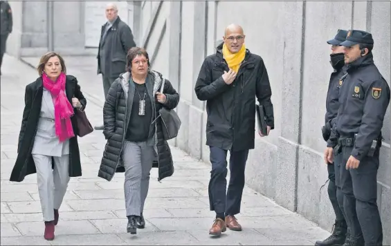  ?? / CARLOS ROSILLO ?? De izquierda a derecha, Carme Forcadell, Dolors Bassa y Raül Romeva, camino del Supremo.