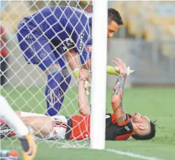  ??  ?? Após fazer um gol contra bizarro, Pará recebeo consolo do goleiro Diego Alves