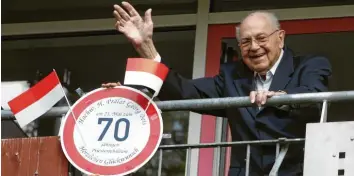  ?? Foto: Annette Zoepf ?? Prälat Georg Beis feierte sein 70. Priesterwe­ihejubiläu­m: Der ehemalige Dompfarrer, Stadtdekan und Bistumsadm­inistrator ist 96 Jahre alt. Hier winkt er vom Balkon seines Seniorenwo­hnsitzes.