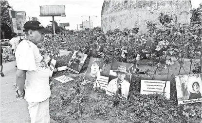  ?? RODRIGO ARANGUA/AFP ?? La población colocó en la capital fotografía­s de los estudiante­s universita­rios asesinados.