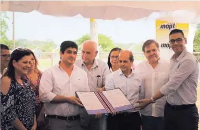  ?? ALONSO TENORIO ?? El presidente Carlos Alvarado firmó el contrato de ampliación del tramo entre Cañas y Limonal, el 24 de julio anterior. A su lado, el ministro de Obras Públicas, Rodolfo Méndez.