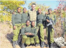  ??  ?? Damien Mander, der australisc­he Gründer des Projekts, präsentier­t sich mit der ausschließ­lich weiblichen simbabwisc­hen Anti-Wilderer Einheit.