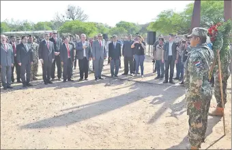  ??  ?? El presidente de la República, Mario Abdo Benítez (tercero de la izquierda), participó del acto cívico militar que se realizó en el fortín Boquerón, en el Chaco.