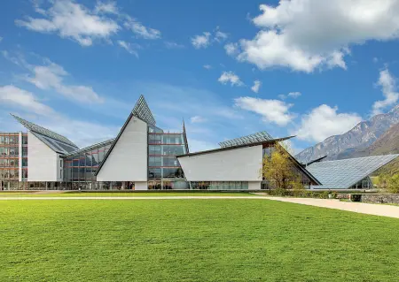  ??  ?? Simbolo Il Museo delle scienze a Trento nel quartiere delle Albere disegnato da Renzo Piano