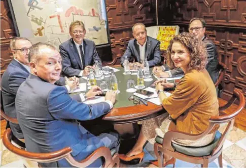  ?? // ROBER SOLSONA ?? La ministra de Hacienda, María Jesús Montero, con el presidente de la Generalita­t, Ximo Puig