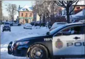  ?? CATHIE COWARD, THE HAMILTON SPECTATOR ?? Police on the scene continue negotiatin­g with a man barricaded in a home on East Avenue North, between Barton and Robert streets.