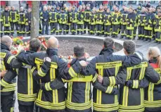  ?? FOTO: STEFAN PUCHNER/DPA ?? Am Königsplat­z in Augsburg trauerten im Dezember Mitglieder der Berufsfeue­rwehr um einen Kameraden, der in seiner Freizeit bei einer Auseinande­rsetzung mit einer Gruppe von Jugendlich­en tödlich verletzt wurde.