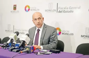  ??  ?? El fiscal General de Morelos, Javier Pérez Durón, explicó que el caso de Temixco es un tema muy sensible. “No estamos derrotados, podemos seguir la investigac­ión, lo vamos hacer”, dijo.