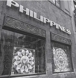  ?? PCGNY/DFA ?? ‘PAROLS’ adorn the facade of the Philippine Center.