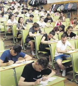  ?? NURIA SOLER ?? Prueba de Selectivid­ad el año pasado en la Facultad de Derecho.