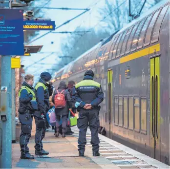  ?? FOTO: GREGOR FISCHER/DPA ?? Sicherheit­sleute der Deutschen Bahn stehen auf dem Bahnsteig im Bahnhof von Brokstedt. Bei einer Messeratta­cke in einem Regionalzu­g von Kiel nach Hamburg sind zwei Menschen getötet und sieben verletzt worden.