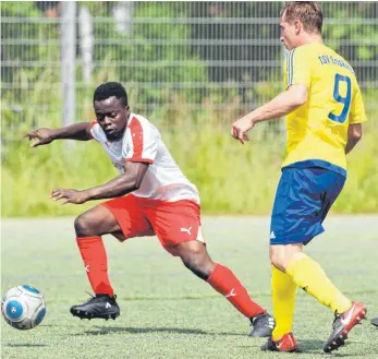  ?? FOTO: GÜNTER KRAM ?? Das Runde fest im Blick: Assirou Ouro- Bodi ( links) vom FC Friedrichs­hafen ahnt, wohin Eriskirchs Dominik Knöpfler den Ball spielen will.