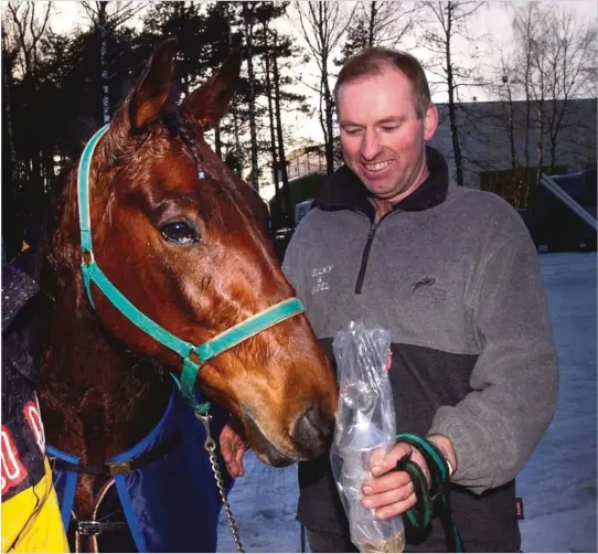  ??  ?? PROTESTERE­R MOT RIDEFORBUD: Enok Antonsen eier fem hester, og vil klage på Arendal kommunes vedtak om rideforbud på tre private veistrekni­nger. Dette bildet er tatt ved en annen anledning.