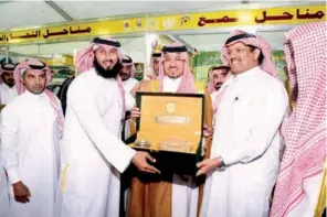  ?? (الوطن) ?? نائب أمير عسير يسلم صالح قدح هديته خلال افتتاح المهرجان