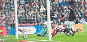  ?? ?? Alex Pritchard scores what proved to be only a consolatio­n goal for Sunderland.