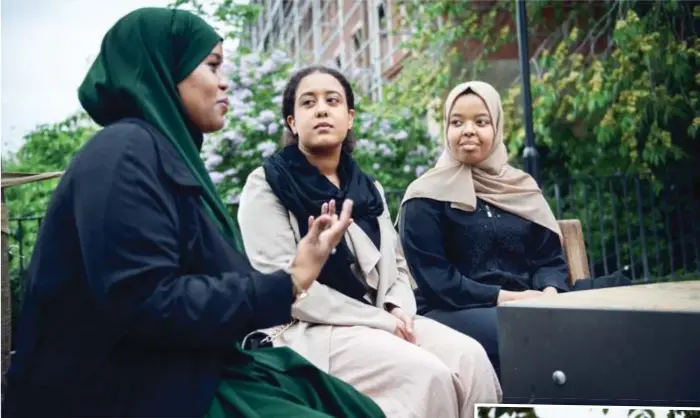  ??  ?? PEPPAR. Meriem Mohammed, Nasra Omar och Elham Berhe är med i Facebookgr­uppen Ramadan 2019 som peppar och delar tips under till andra kvinnor under ramadan.