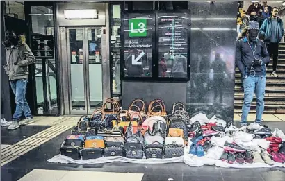  ?? LLIBERT TEIXIDÓ ?? La presencia de manteros en los andenes del metro no cesa de crecer