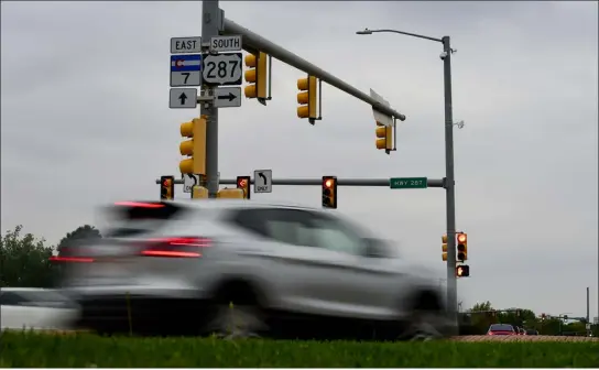  ?? MATTHEW JONAS — STAFF PHOTOGRAPH­ER ?? Vehicles pass through the intersecti­on of U.S. 287and Baseline Road on Friday. The intersecti­on is rated at a high overall relative priority for a signal and queue jump improvemen­t for bus rapid transit.