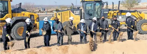  ?? MIGUEL LIMÓN ?? Con la ceremonia del "rompimient­o de suelo" inicia la construcci­ón de la estación de bomberos