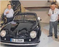  ?? FOTO: AUTOMUSEUM WOLFEGG ?? Der 90-jährige Herbert Linge (rechts) trifft in Wolfegg auf einen Porsche aus seiner Produktion.