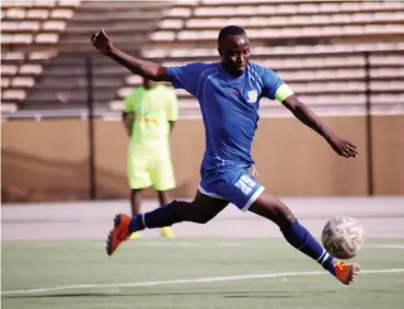  ??  ?? Sunshine Stars player, Alaba Adeniyi attempts a clearance