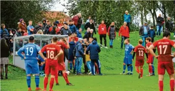  ?? Fotos: Karl Aumiller (Archiv) ?? Aufgebrach­te Zuschauer konnten beim Spitzenspi­el zwischen dem BC Schretzhei­m (blaue Trikots) und der SSV Höchstädt mithilfe der Zuschauer beruhigt werden. Das Duell gewannen die Gäste mit 3:1.