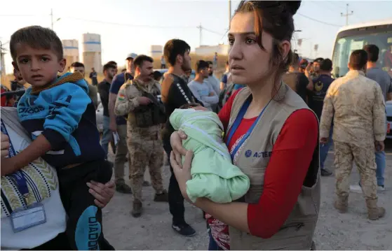  ?? FOTO: SAFIN HAMED/ LEHTIKUVA-AFP ?? Hundratals personer har anlänt till flyktinglä­gret Bardarash i irakiska Kurdistan. Det är bara början säger FN:s flyktingor­gan UNHCR som uppskattar att ■ offensiven i nordöstra Syrien leder till att omkring 50000 människor kommer att fly till Irak.