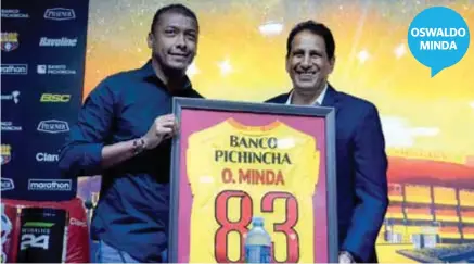  ??  ?? DESPEDIDA. Oswaldo Minda recibe una placa de reconocimi­ento de Barcelona.