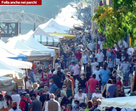  ?? (Cattaneo) ?? Svago Tra le bancarelle al mercatino di antiquaria­to sui Navigli. Nella prima domenica di caldo estivo i milanesi si sono riversati fuori casa