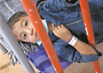  ??  ?? Niños migrantes en el albergue Kiki Romero de Ciudad Juárez están con sus familias a la espera de poder entrar a EU.