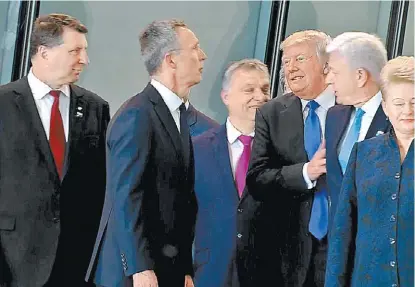  ?? AP ?? Trump empujó al premier de Montenegro, Dusko Markovic, para salir en la foto de líderes de la OTAN.